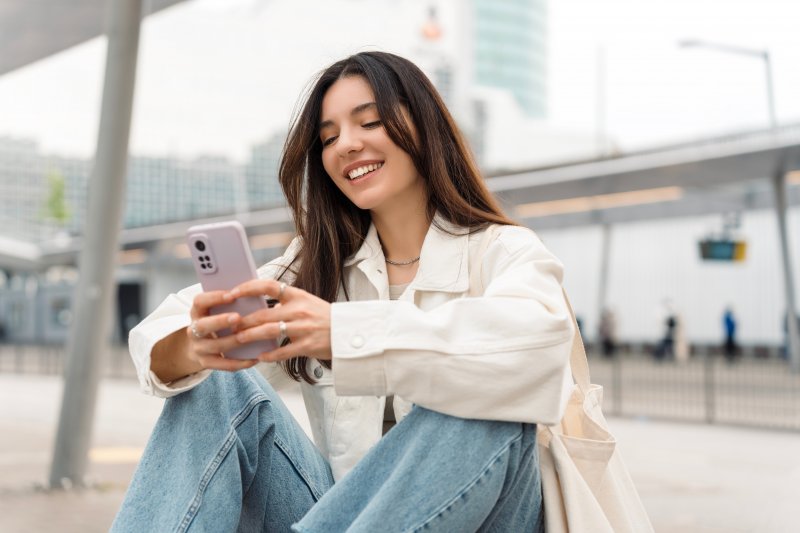 Lady reads something on smart phone
